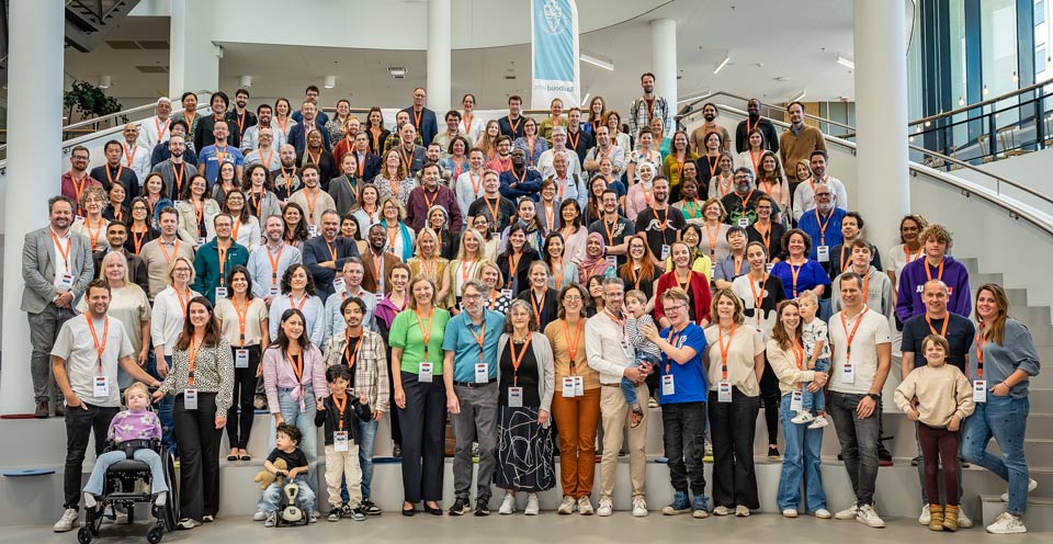 Ett gruppfotografi med över 150 personer både barn och vuxna.