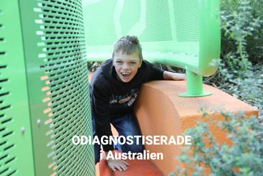 Pojke i en labyrint med texten Odiagnostiserade i Australien