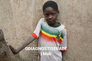 Pojke som tittar rakt mot betraktaren med texten ODIAGNOSTISERADE i Mali