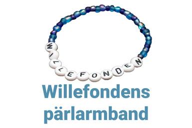 Ett blått pärlarmband med vita pärlor med svart bokstäver "Willefonden". Text på fotografiet Willefondens Pärlarmband
