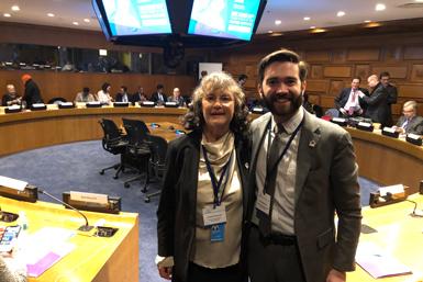 En kvinna och en man i ett rum som känns igen som FNs runda rum